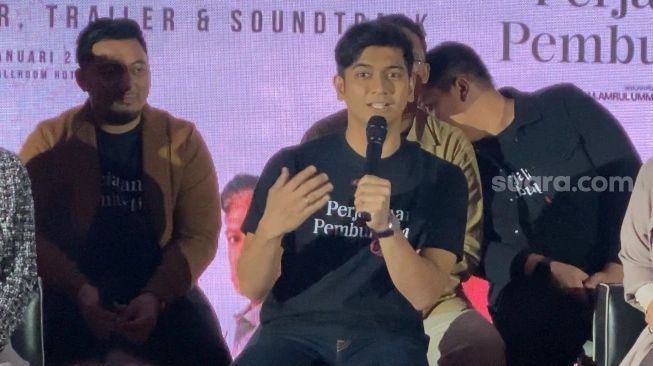 Teuku Ryan bersama sederet pemain Perjalanan Pembuktian Cinta dalam sesi jumpa pers film di kawasan Melawai, Jakarta, Senin (29/1/2024) (sumber; suara.com)
