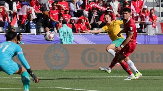 Gelandang Australia, Jackson Irvine melepaskan tembakkan yang menjadi gol setelah bola terbentur kaki bek Timnas Indonesia, Elkan Baggott dalam laga babak 16 besar Piala Asia 2023 di di Stadion Jassim bin Hamad di Doha pada 28 Januari 2024. (Sumber: suara.com)