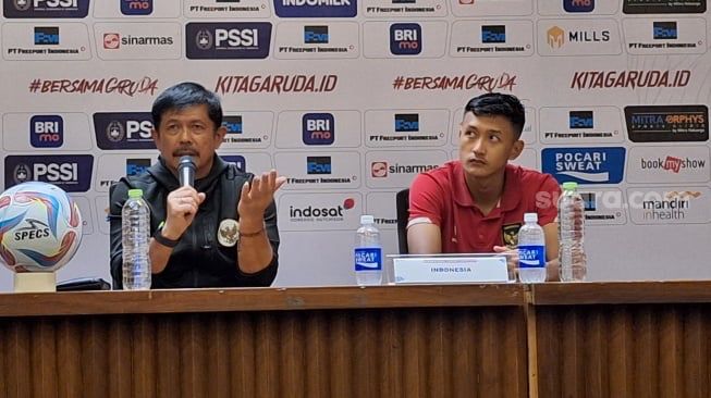 Pelatih Timnas Indonesia U-20 Indra Sjafri bersama Pemain Dony Tri Pamungkas hadiri konferensi pers selepas pertandingan melawan Thailand di SUGBK, Jumat (26/1/2024)  (sumber: suara.com)