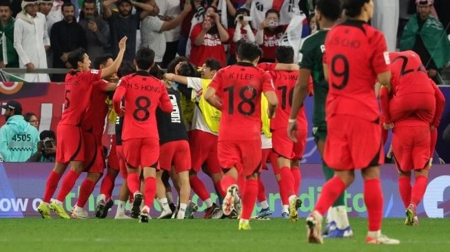 Timnas Korea Selatan merayakan kemenangan atas Arab Saudi pada laga Piala Asia 2023 di Education City Stadium di Al Rayyan, Qatar, Rabu (31/1/2024) dini hari WIB (sumber: suara.com)