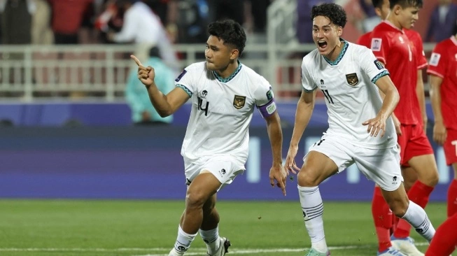 Bek timnas Indonesia #14 Asnawi Mangkualam mencetak gol pertama timnya dari titik penalti pada pertandingan kedua Grup D Piala Asia 2023 antara Vietnam vs Timnas Indonesia di Stadion Abdullah bin Khalifa di Doha pada 19 Januari 2024 (sumber: suara.com)