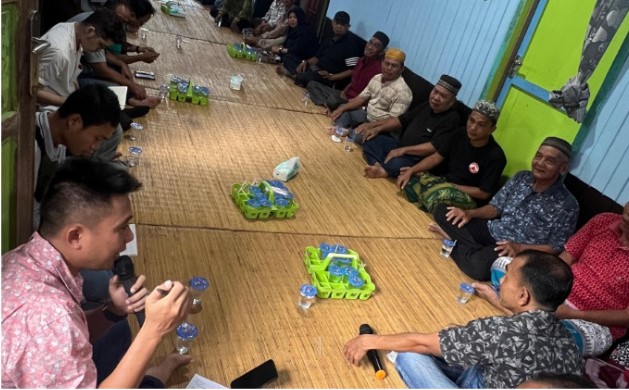 Legislator Barito Utara, Mustafa Joyo menerima aspirasi yanf disampaikan para tokoh dan warga Desa Lemo I dan II, Kecamatan Teweh Tengah saat reses, Jumat (12/1/2024). Foto:Istimewa/1tulah.com