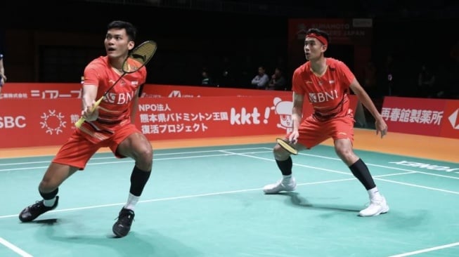 Ganda putra Indonesia Bagas Maulana/Muhammad Shohibul Fikri saat berlaga di babak 32 besar Kumamoto Masters 2023 di Jepang, Selasa (14/11/2023) (sumber: suara.com)