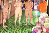 Kalaksa BPBD Damkar Barito Timur, Ahmad Gazali (kiri baju oranye). Foto: 1tulah.com/zakirin