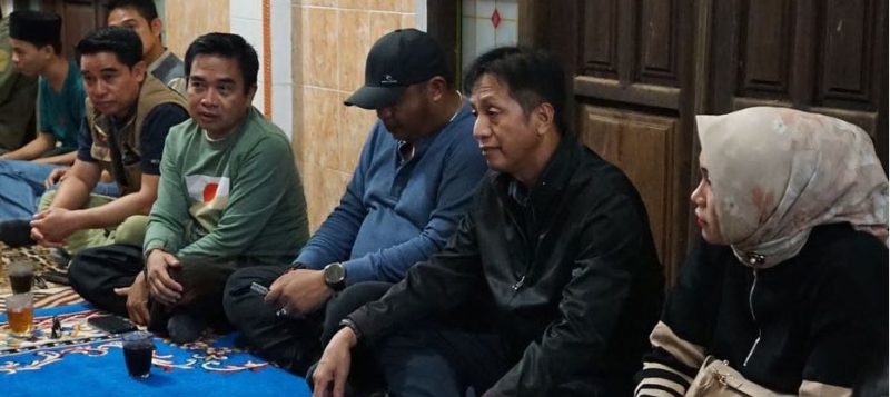 Pj. Bupati Barito Utara, Drs. Muhlis yang  didampingi unsur kepala perangkat daerah beserta unsur Forkompimda menyerahkan bantuan banjir secara simbolis kepada warga yang terdampak banjir di kecamatan Teweh Baru, Senin (22/1/2024). Foto:Delia/1tulah.com