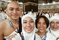 BCL dan keluarga kecilnya tengah menjalankan ibadah umrah (sumber: suara.com)