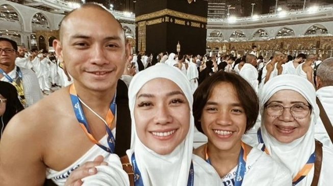 BCL dan keluarga kecilnya tengah menjalankan ibadah umrah (sumber: suara.com)