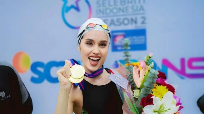 Cinta Laura juarai renang 50 meter putri di TOSI season 2 (sumber: suara.com)