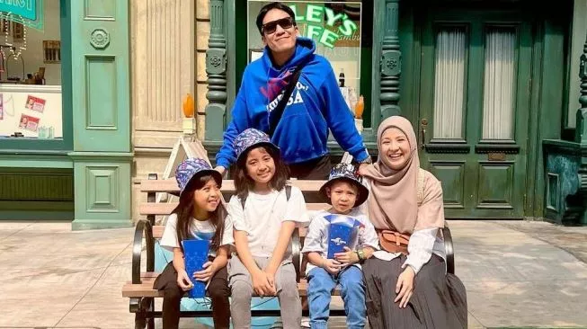 Desta dan Natasha Rizky bersama ketiga anak mereka (sumber: suara.com)