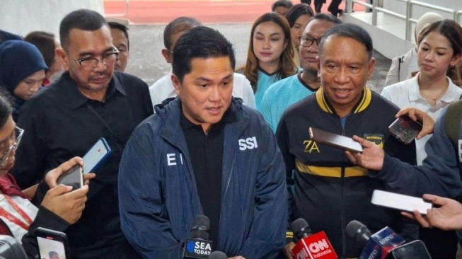 Ketua Umum Persatuan Sepak Bola Seluruh Indonesia (PSSI) Erick Thohir (tengah) seusai menghadiri konferensi pers Garudayaksa di Stadion Gelora Bung karno, Jakarta, Senin (08/01/2024) (sumber: suara.com)