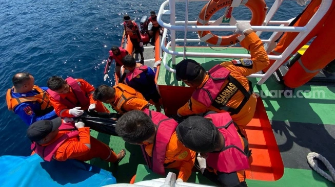 Ilustrasi evakuasi kapal tenggelam. (sumber: suara.com)