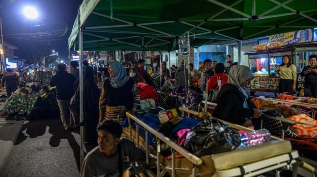 Sejumlah sesar besar mengepung Sumedang, termasuk Sesar Sumedang. Foto: Warga dikejutkan Gempa Sumedang pada Minggu (31/12/2023). (sumber: suara.com)