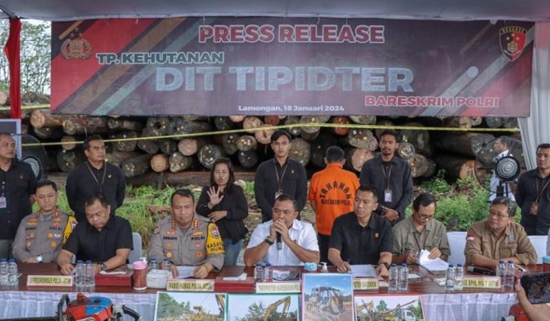 Dittipidter Bareskrim Polri membongkar kasus ilegal logging di Desa Tumbang Baloi, Murung Raya, Kalimantan Tengah. Sumber foto : pmjnews.com