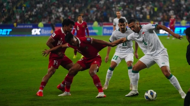 Aksi pemain Timnas Indonesia saat hadapi Irak di Kualifikasi Piala Dunia 2026.  (sumber: suara.com)