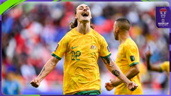Pemain timnas Australia, Jackson Irvine melakukan selebrasi usai mencetak gol pembuka timnya ke gawang India dalam matchday pertama Grup B Piala Asia 2023 di Stadion Ahmad Bin Ali, Qatar, Sabtu (13/1/2024). (sumber: suara.com)