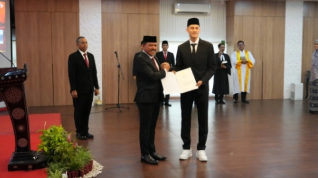 Jay Idzes jalani proses sumpah WNI (sumber: suara.com)