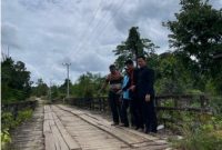 Warga Jamut bersama anggota DPRD Barito Utara, Hasrat Sag memperlihatkan jembatan yang kondisinya sudah banyak rusak, Senin (22/01/2024).Foto.Hasrat