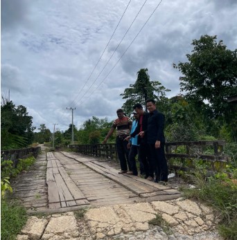 Warga Jamut bersama anggota DPRD Barito Utara, Hasrat Sag memperlihatkan jembatan yang kondisinya sudah banyak rusak, Senin (22/01/2024).Foto.Hasrat