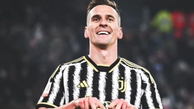 Selebrasi Arkadiusz Milik usai mencetak gol ke gawang Frosinone di babak perempatfinal Coppa Italia 2023/2024. (sumber: suara.com)