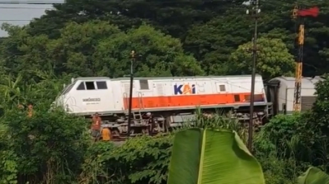 Video Detik-detik KA Pandalungan Anjlok, Lalu Lintas Tulangan-Kludan-Sidoarjo Macet Total (sumber: suara.com)