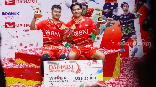 Pebulu tangkis Ganda Putra Indonesia Leo Rolly Carnando dan Daniel Marthin menunjukan medalinya usai menjuarai turnamen Indonesia Masters 2024 di Istora Senayan, Jakarta, Minggu (28/1/2024). 9sumber: suara.com)