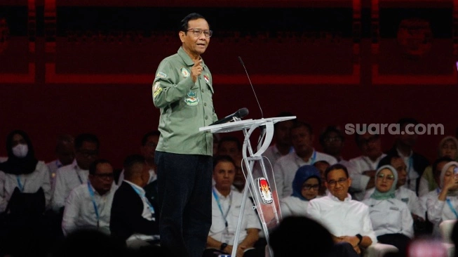 Calon Wakil Presiden (Cawapres) nomor urut tiga, Mahfud MD menyampaikan pemaparan saat Debat Capres-Cawapres keempat di JCC Senayan, Jakarta, Minggu (21/1/2024). (sumber: suara.com)