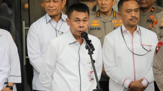 Ketua KPK Nawawi Pomolango memberikan keterangan usai menggelar pertemuan dengan Kapolri di Gedung Merah Putih KPK, Jakarta, Senin (4/12/2023) (sumber: suara.com)