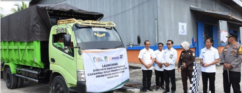 Pj. Bupati Barito Utara Drs. Muhlis hadir dan sekaligus secara resmi menyalurkan Bantuan Pangan Cadangan Pangan Pemerintah 2024 yang dilaksanakan di halaman Gudang Bulog Muara Teweh, Rabu (31/1/2024). Foto:Delia/1tulah.com