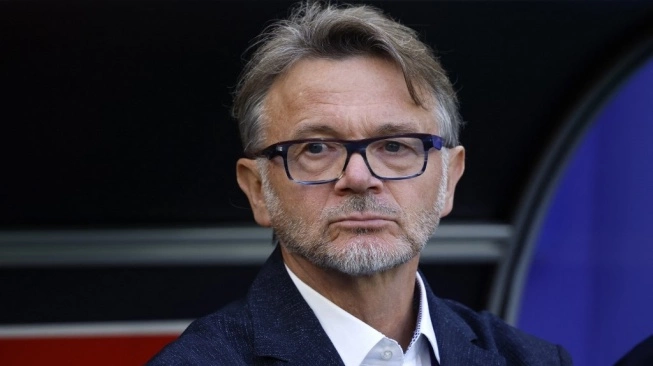Pelatih Timnas Vietnam, Philippe Troussier memimpin timnya pada laga Piala Asia 2023 kontra Jepang di Qatar, Minggu (14/1/2024) (sumber: suara.com)
