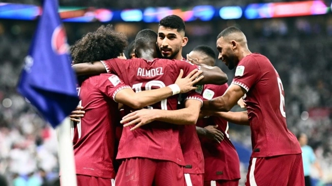 Pemain Qatar merayakan kemenangan atas Lebanon di laga perdana Grup A Piala Asia 2023 di Stadion Lusail di Lusail, Doha, Jumat 12 Januari 2024. (sumber: suara.com)