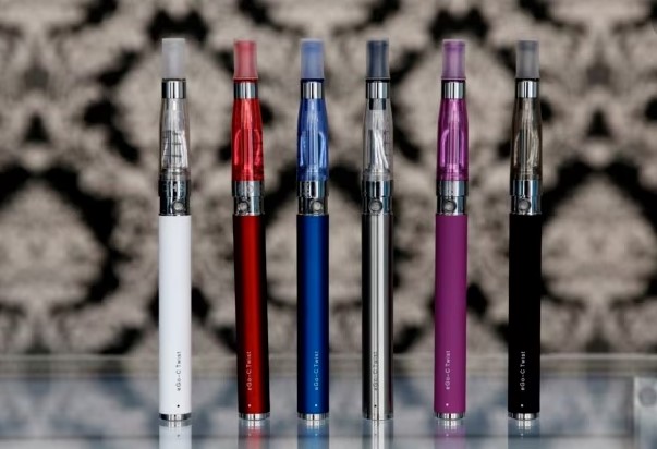 
Sejumlah rokok elektrik dipajang di sebuah toko. (Foto: AP)