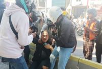 Saipul Jamil diborgol dan diseret sejumlah orang di kawasan Daan Mogot, Jakarta Barat, Jumat (5/1/2024). (sumber: suara.com)