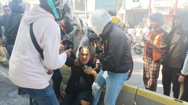 Saipul Jamil diborgol dan diseret sejumlah orang di kawasan Daan Mogot, Jakarta Barat, Jumat (5/1/2024). (sumber: suara.com)