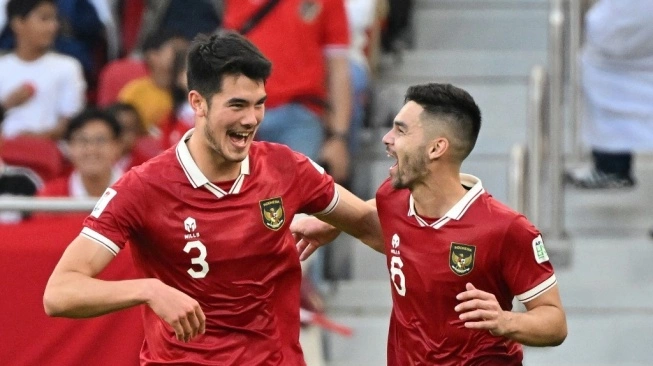 Bek Timnas Indonesia, Sandy Walsh melakukan selebrasi setelah mencetak gol pertama timnya pada pertandingan terakhir Grup D Piala Asia 2023 antara Jepang vs Timnas Indonesia di Stadion al Thumama di Doha pada 24 Januari 2024. (sumber: suara.com)