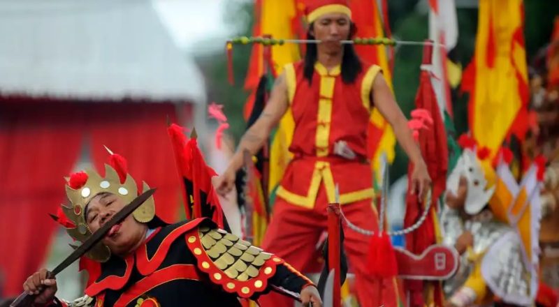 
Seorang peserta melakukan atraksi dengan pedang saat festival Cap Go Meh yang menandai berakhirnya perayaan Tahun Baru Imlek di Singkawang, provinsi Kalimantan Barat (foto: ilustrasi). 