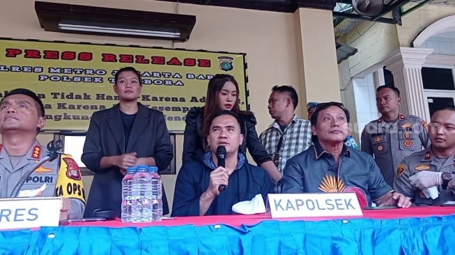 Saipul Jamil saat memberikan keterangan kepada awak media, sabtu (6/1/2024) (sumber: suara.com)