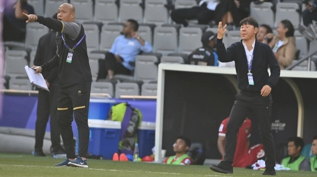 Pelatih Timnas Indonesia Shin Tae-yong (kanan) memberi arahan kepada pemainnya saat melawan Timnas Australia pada babak 16 besar Piala Asia 2023 di Stadion Jassim Bin Hamad, Doha, Qatar, Minggu (28/1/2024). (sumber: suara.com)