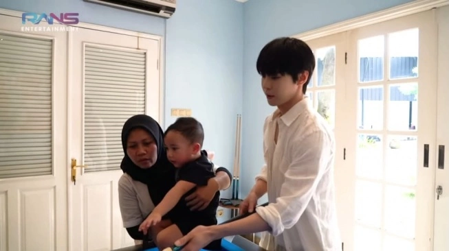 Sus Rini, Rayyanza alias Cipung dan Doyoung NCT (sumber: suara.com)