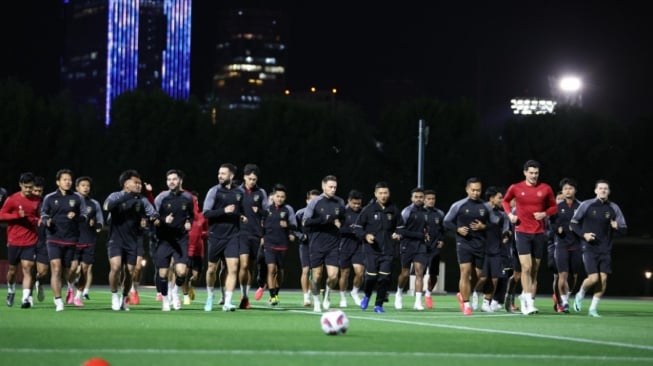 Timnas Indonesia melakoni sesi latihan di Lapangan Al Egla 2, Doha, Qatar. (sumber: suara.com)