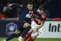 Penyerang PSG Kylian Mbappe menggiring bola pada pertandingan 16 besar Piala Prancis melawan Brest di Stadion Parc des Princes, Paris, Rabu (7/2/2024). Sumber foto : suara.com