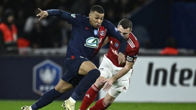 Penyerang PSG Kylian Mbappe menggiring bola pada pertandingan 16 besar Piala Prancis melawan Brest di Stadion Parc des Princes, Paris, Rabu (7/2/2024). Sumber foto : suara.com