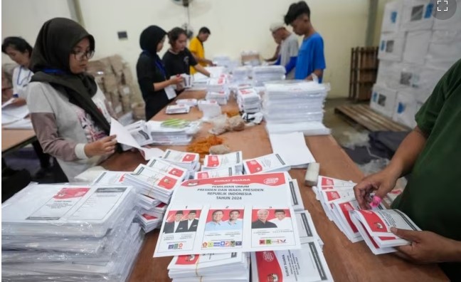 Para pekerja melipat surat suara untuk pemilu presiden saat persiapan distribusi logistik pemilu di Tangerang, 10 Januari 2024. (Foto: AP)