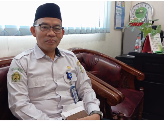 H. Arbaja, Kepala Kemenag Kabupaten Barsel saat diwawancarai wartawan di kantornya, Senin (5/2/2024). Foto. Alifansyah/1tulah.com