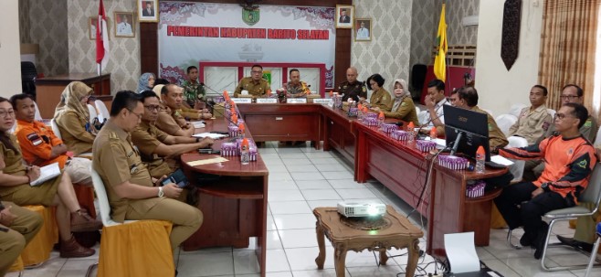 Sekda Barsel, Eddy Purwanto (tengah) saat memimpin rapat evaluasi pasca banjir bersama tim Satgas penanganan bencana dan jajaran Forkopimda serta sejumlah intansi terkait, Senin (12/2/2024). 
Foto. Alifansyah/1tulah.com
