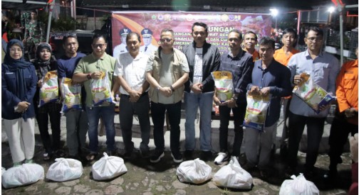 Kepala DPMD Provinsi Kalteng, H. Aryawan (tengah kiri) bersama Kepala Pelaksana Badan Penanggulangan Bencana dan Pemadam Kebakaran (BPB-PK) Provinsi (tengah kanan) didampingi Asisten III Setda Barsel, Mirwansyah, Kapolsek, Danramil, Camat Dusun Selatan, dan Lurah Hilir Sper serta sejumlah perwakilan Kepala Desa saat berfoto bersama usai menyerahkan bantuan berupa paket Sembako untuk masyarakat setempat yang terdampak banjir pada bulan lalu, di Buntok, Minggu (25/2/2024) malam. Foto. Alifansyah/1tulah.com

