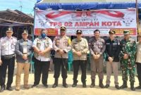 
Foto Pj Bupati Bartim bersama rombongan di TPS 02 Ampah Kota. Foto: 1tulah.com/zakirim


