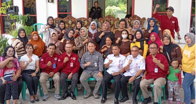 Pj. Bupati, H. Deddy Winarwan didampingi Asisten II, dan Plt. Kepala DLH Barsel serta Kepala BKPSDM bersama pertugas kebersihan DLH saat berfoto bersama usai acara ramah tamah, Rabu, (31/1/2024). Foto. Alifansyah/1tulah.com