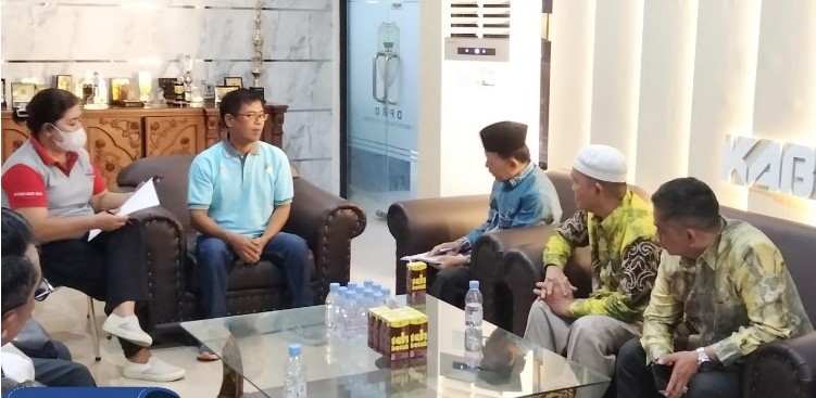 Kalangan DPRD HSU saat Kunker ke Sekretariat DPRD Barito Utara dalam rangka menggali informasi tentang Penyertaan Modal Pemerintah Daerah pada Perusahaan Derah Air Minum (PDAM). Foto:Delia/1tulah.com