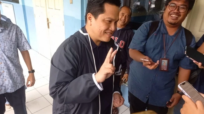 Menteri BUMN Erick Thohir memberikan hak suaranya (sumber: suara.com)