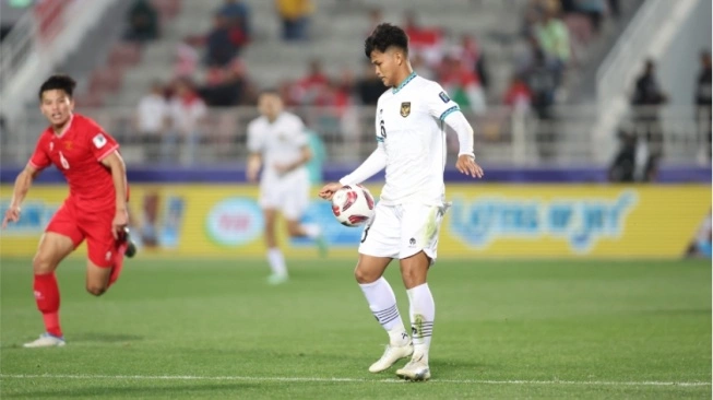 Hokky Caraka saat memperkuat Timnas Indonesia di laga melawan Vietnam pada Piala Asia 2023  (sumber: suara.com)